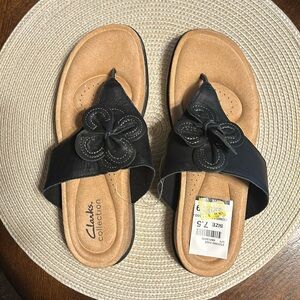 Clark’s Womens 7.5 comfort sandal in black